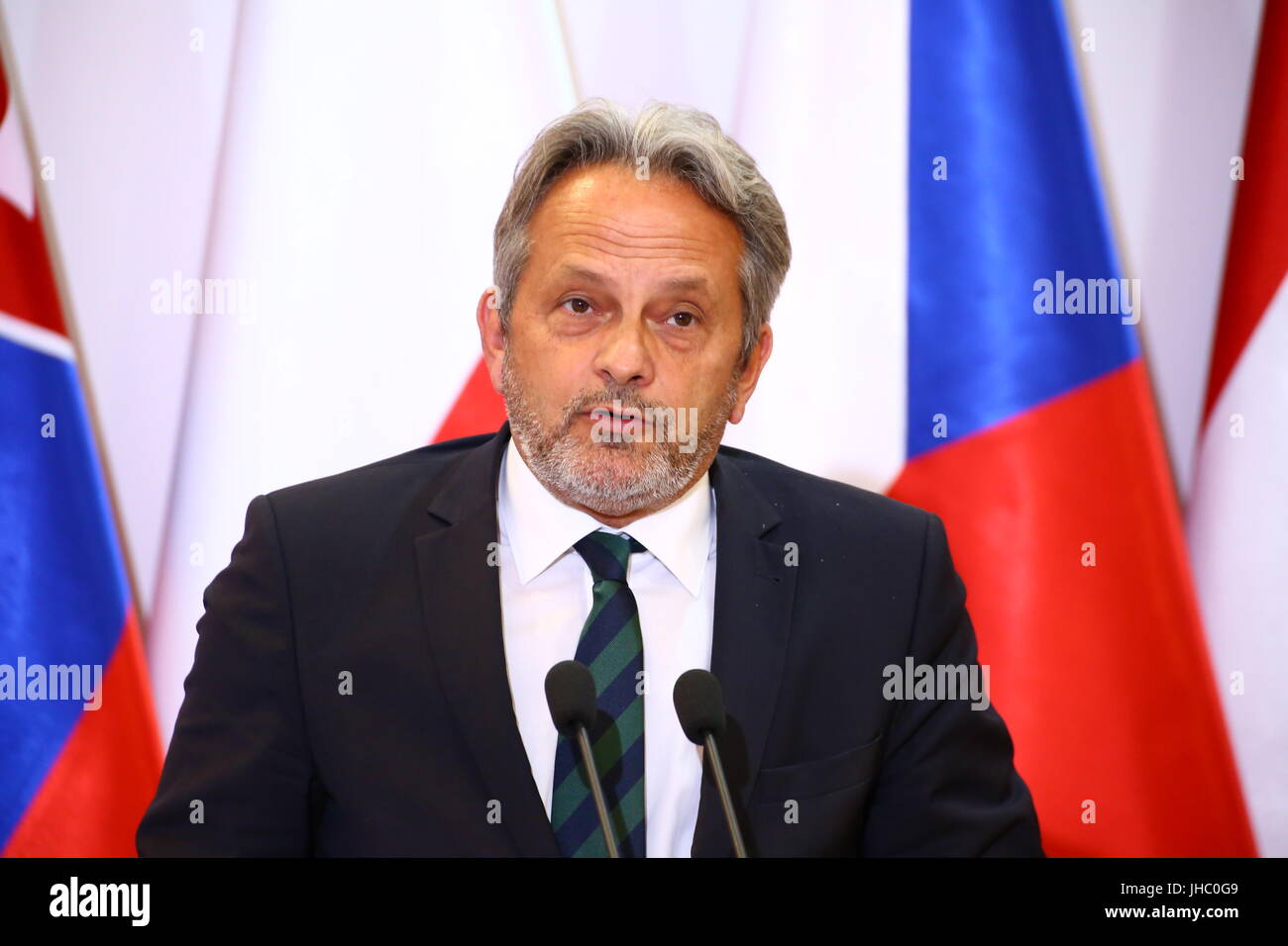 Visegrad-Gruppe V4 Miniters of Defence Sitzung offizielle zusammen. Polnischer Minister Antoni Macierwicz erhielt ungarische Minister Istvan Simicsko, Slowakische Minister Peter Gajdos und tschechischen Minister Martin Stropnicky in Warschau. Die Präsidentschaft der V4 wurde Ungarn offiziell übergeben. (Foto von Jakob Ratz / Pacific Press) Stockfoto