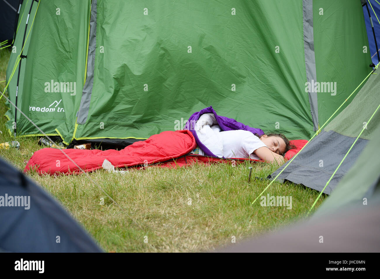 Eine Person schläft unter Zelten am Glastonbury Festival, würdig Farm, Somerset. PRESSEVERBAND Foto. Bild Datum: Sonntag, 25. Juni 2017. Bildnachweis sollte lauten: Ben Birchall/PA Wire Stockfoto