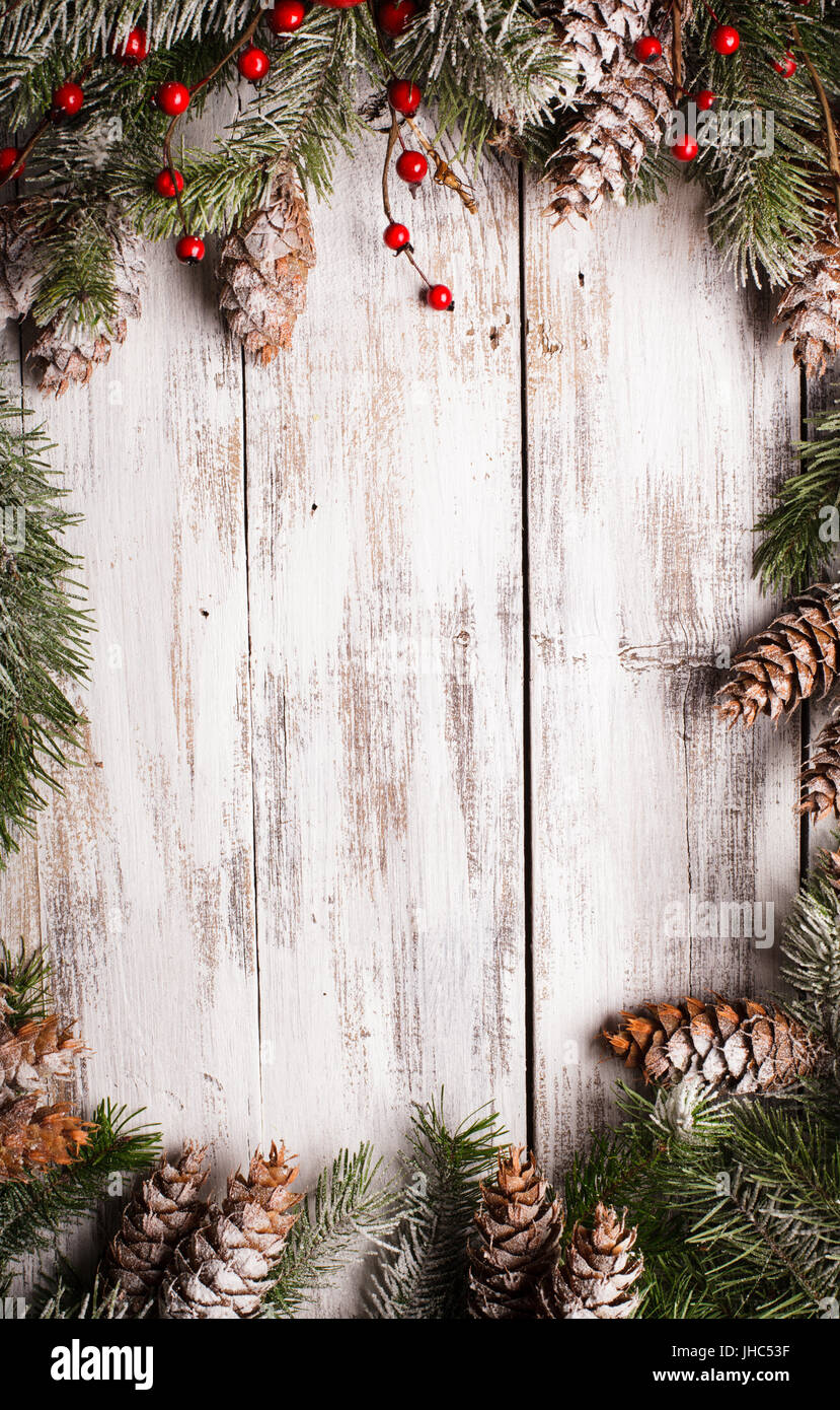 Weißer shabby Weihnachten Rand mit Schnee bedeckt Tannenzapfen Stockfoto