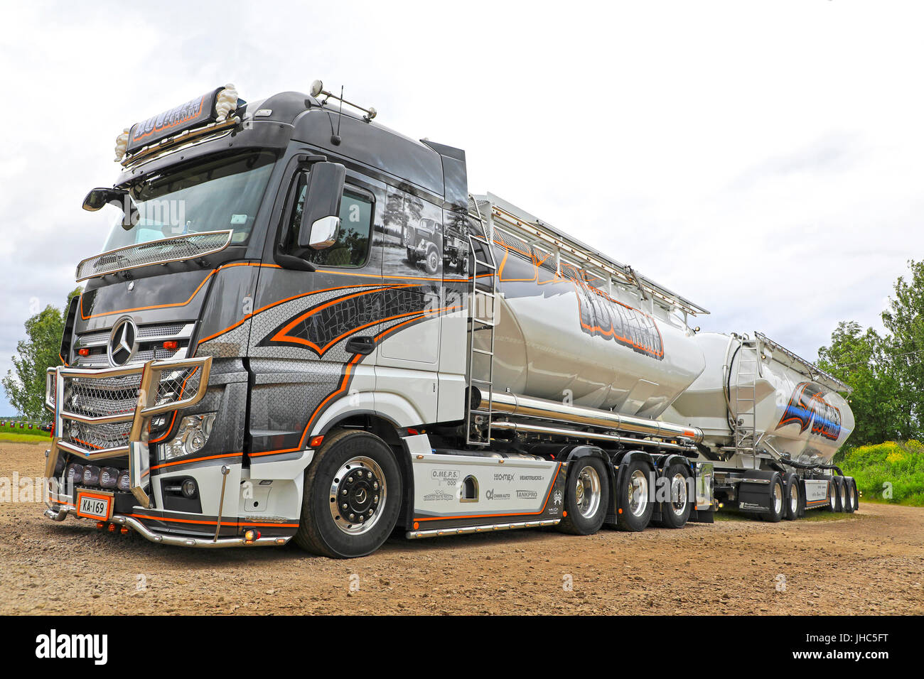 LOVIISA, Finnland - 1. Juli 2017: Mercedes-Benz Actros Uniq Konzept der Kuljetus Auvinen auf dem Display am Riverside LKW treffen, Finnland. Stockfoto