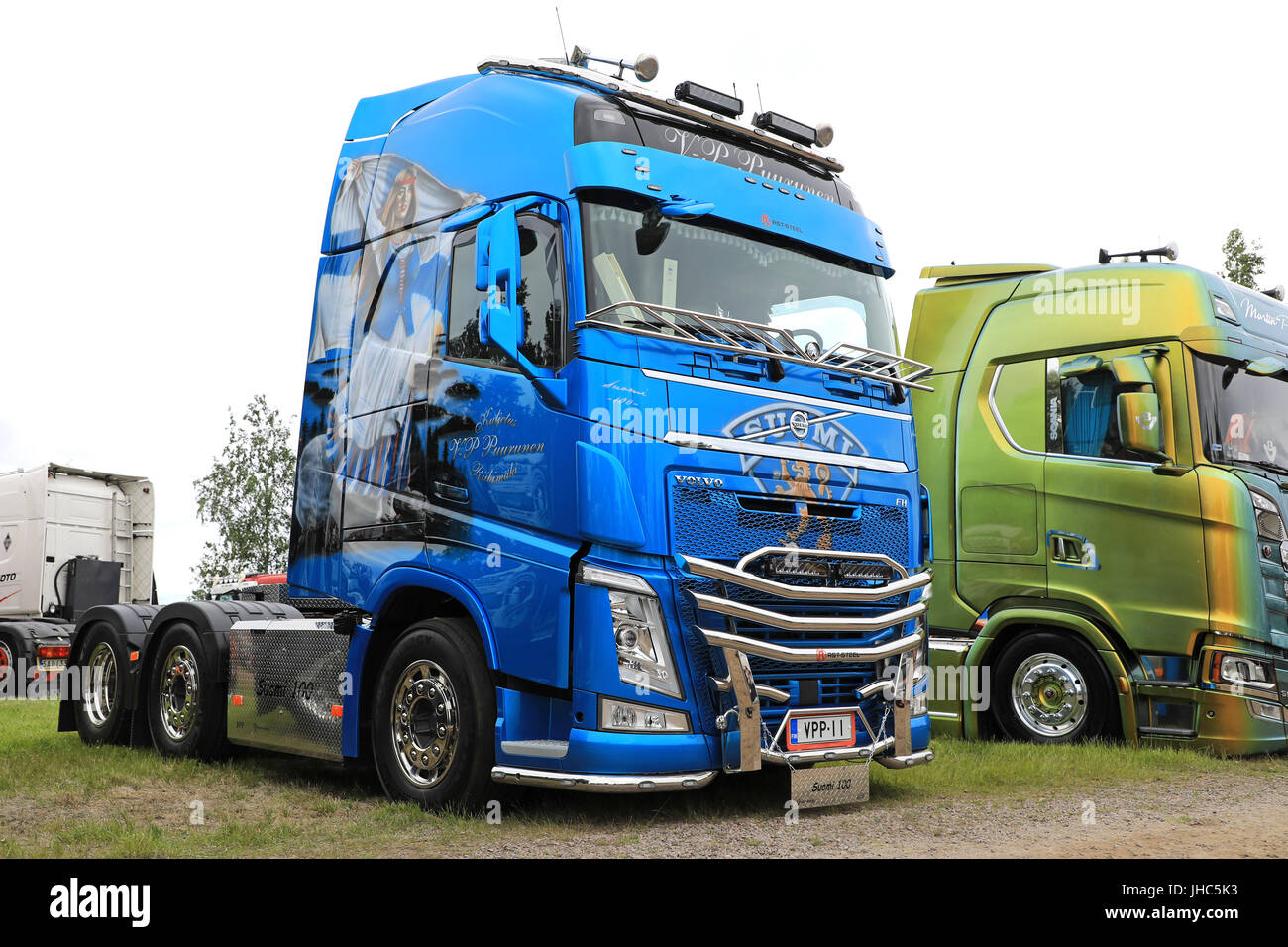 LOVIISA, Finnland - 1. Juli 2017: Blauer Volvo FH500 LKW der Kuljetus V-P-Puurunen mit dem Thema Finnland 100 Jahre auf Anzeigen auf Riverside LKW mich Stockfoto