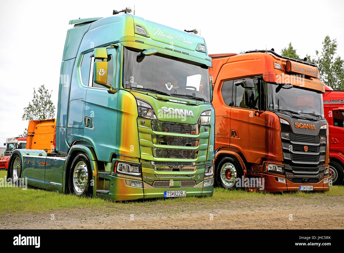 LOVIISA, Finnland - 1. Juli 2017: Zwei individuell schön nächste Generation Scania S580 super Trucks von Martin Pakos auf dem Display am Riverside LKW mich Stockfoto