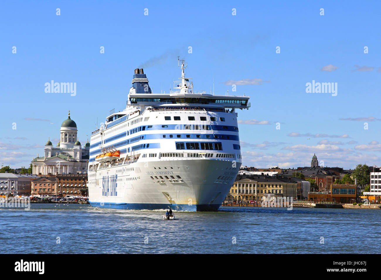HELSINKI, Finnland - 28. Juni 2017: Silja Symphony Kreuzfahrtfähre fährt vom Südhafen, Helsinki, Stockholm, Schweden an einem sonnigen Tag des Sommers. Stockfoto