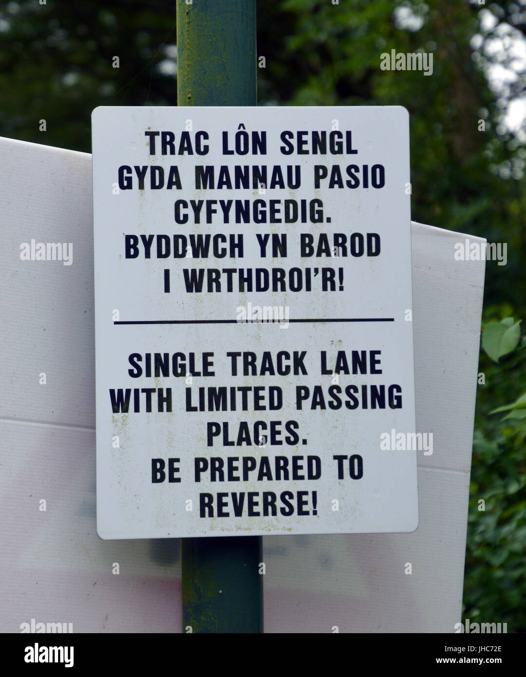 Zweisprachige Walisisch - englischen Warnzeichen für einspurigen Straße und begrenzten Weitergabe Orten - in der Nähe von Aberystwyth, Ceredigion, Wales Stockfoto