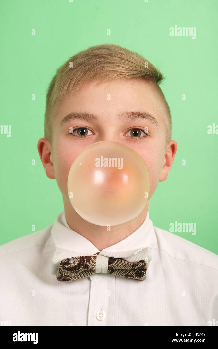 Junge bubblegum Seifenblase isoliert auf grün. Stockfoto