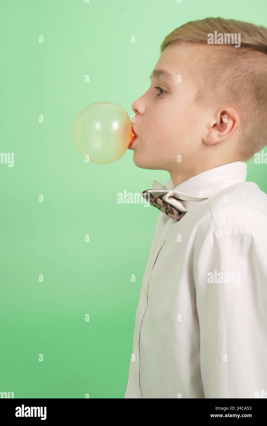 Junge bubblegum Seifenblase isoliert auf grün Stockfoto