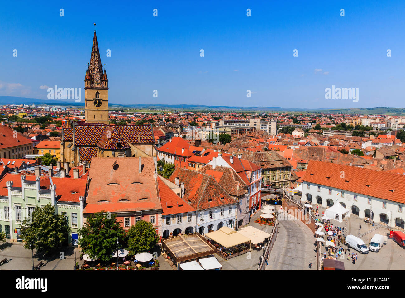 Sibiu,Romania.Old Dächer der lutherischen Turm der Kathedrale und kleines Quadrat (Piata Mica). Stockfoto