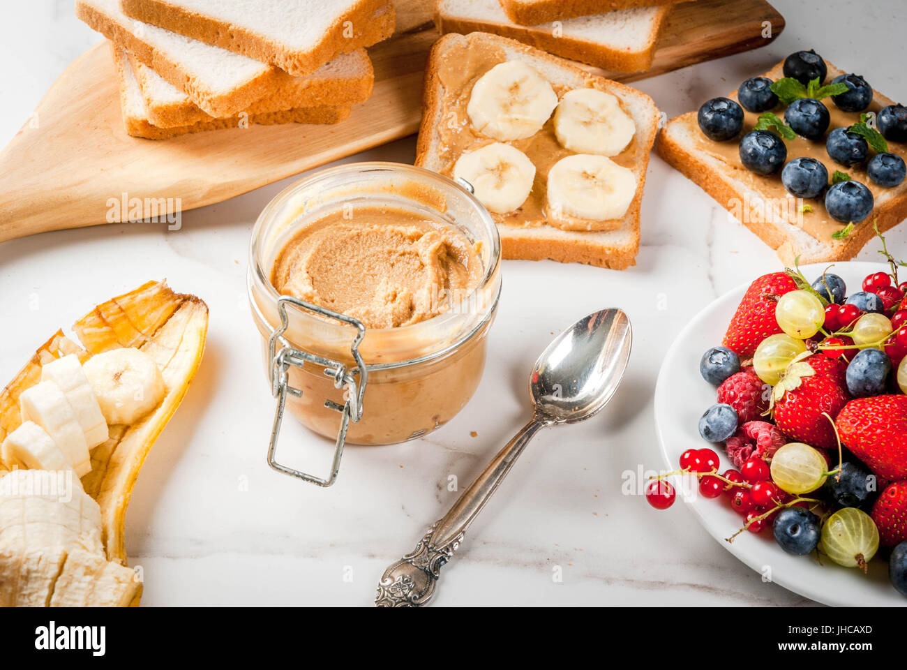 Toast und Erdnussbutter Stockfotos und -bilder Kaufen - Alamy