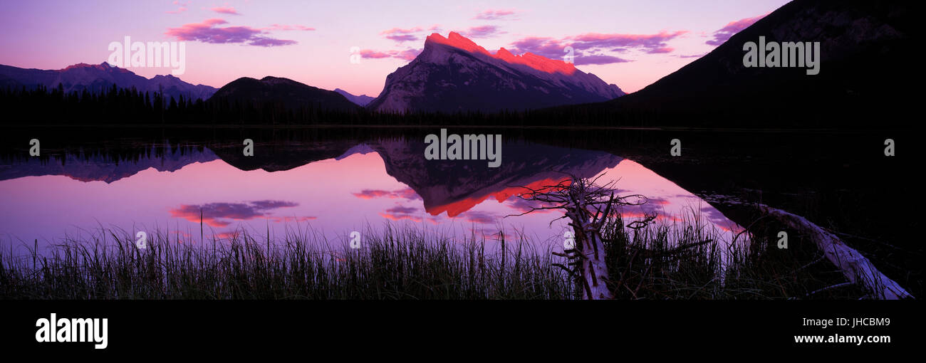 Mt Rundle reflektieren die Vermilion Lakes, Banff NP Kanada Stockfoto