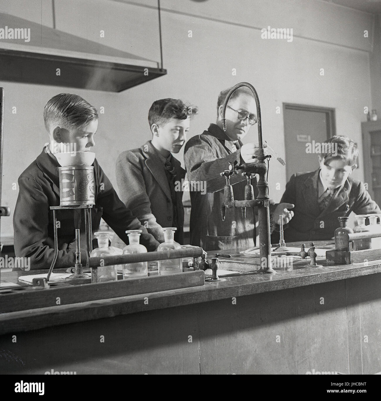 1950, historische, England, UK, Science Lab der South West Essex Technische Hochschule - Wissen lokal als "Universität". Bild zeigt einen männlichen Lehrer mit einem testube, um zu demonstrieren, wie verschiedene Chemikalien reagieren wenn sie vermischt. Stockfoto