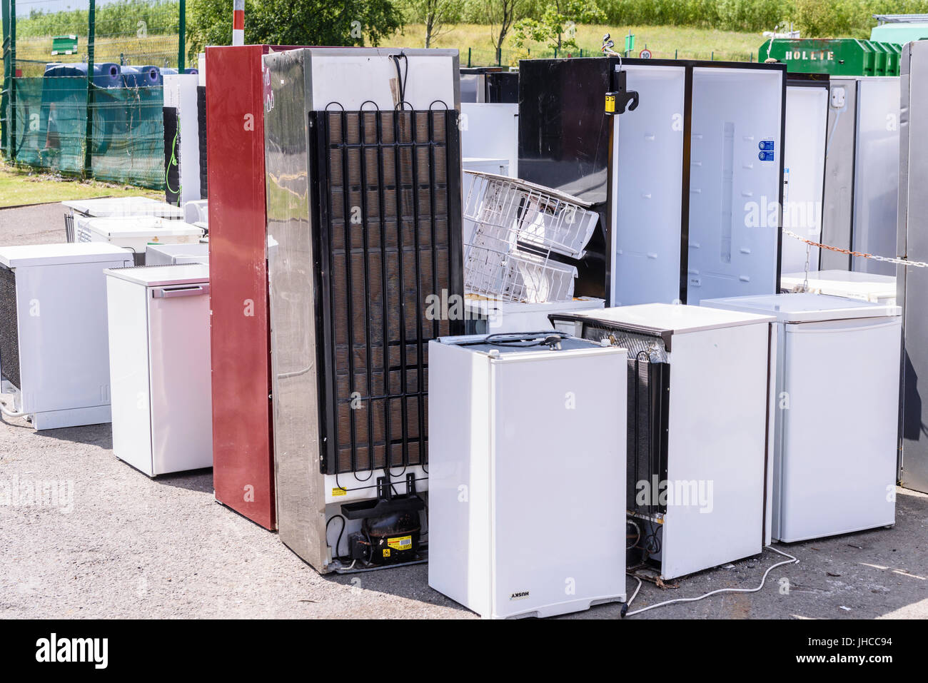 Defekte Kühlschränke an ein recycling Center, warten darauf, entsorgt und recycelt in eine umweltfreundliche Art und Weise Stockfoto