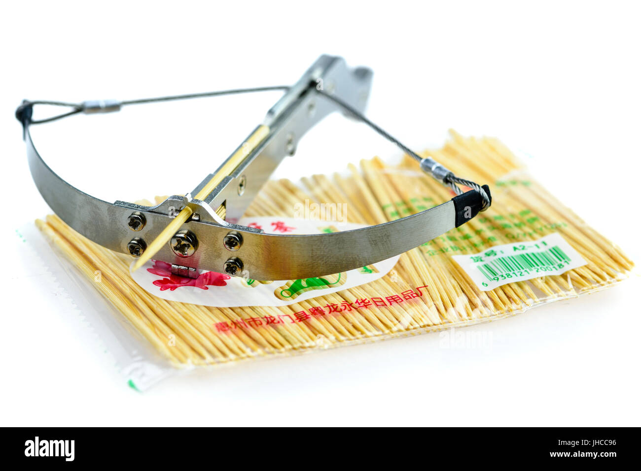 Zahnstocher Katapult, gefährliche Stahl "Spielzeug" aus China, die Brände Zahnstocher mit genug Kraft, um Haut zu brechen und das Projektil in einen Apfel einbetten. Stockfoto