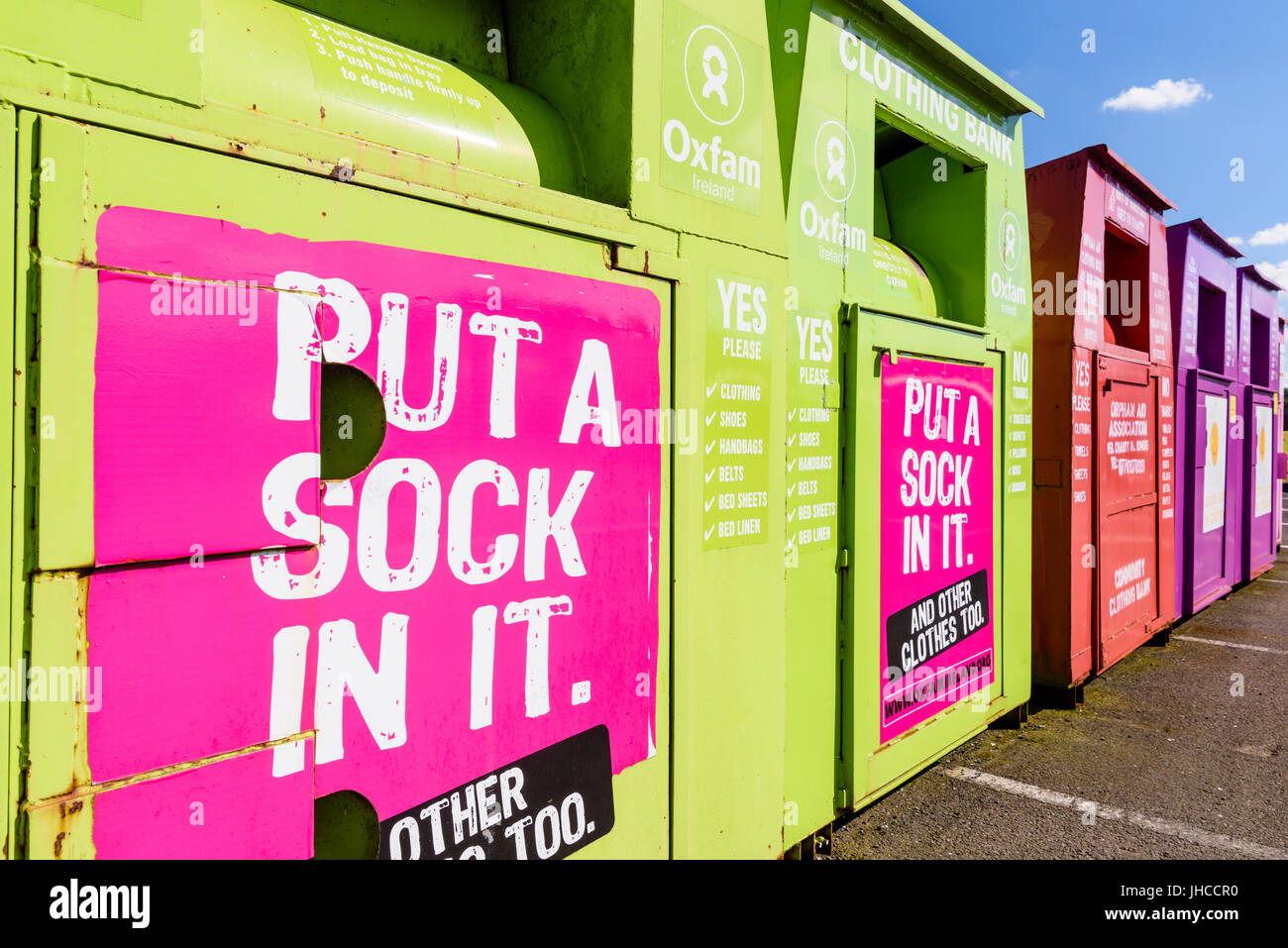 Kleidung, die recycling-Behälter auf einem Parkplatz. Stockfoto
