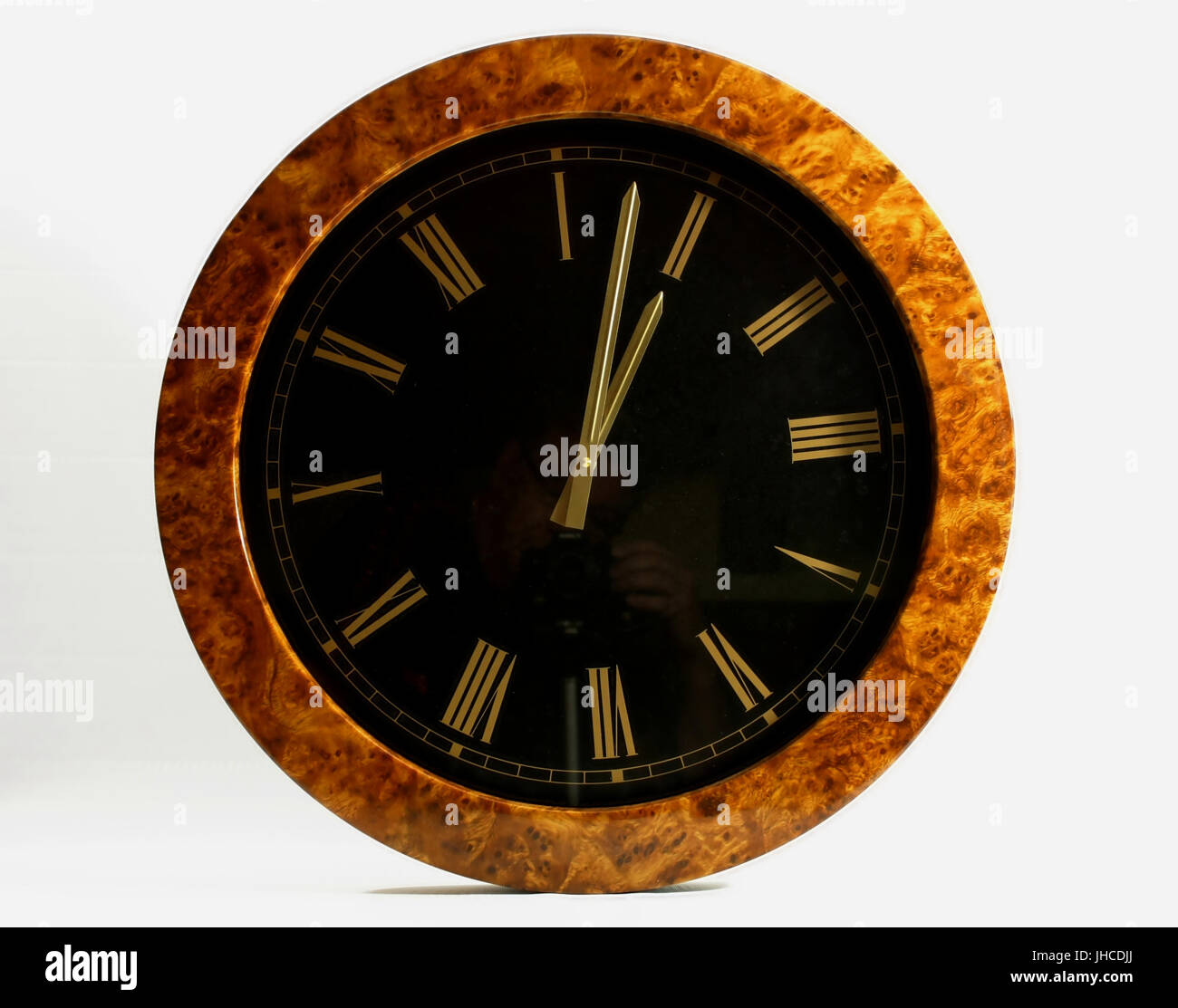 Große Uhr in Nussbaum Wurzel Stockfoto