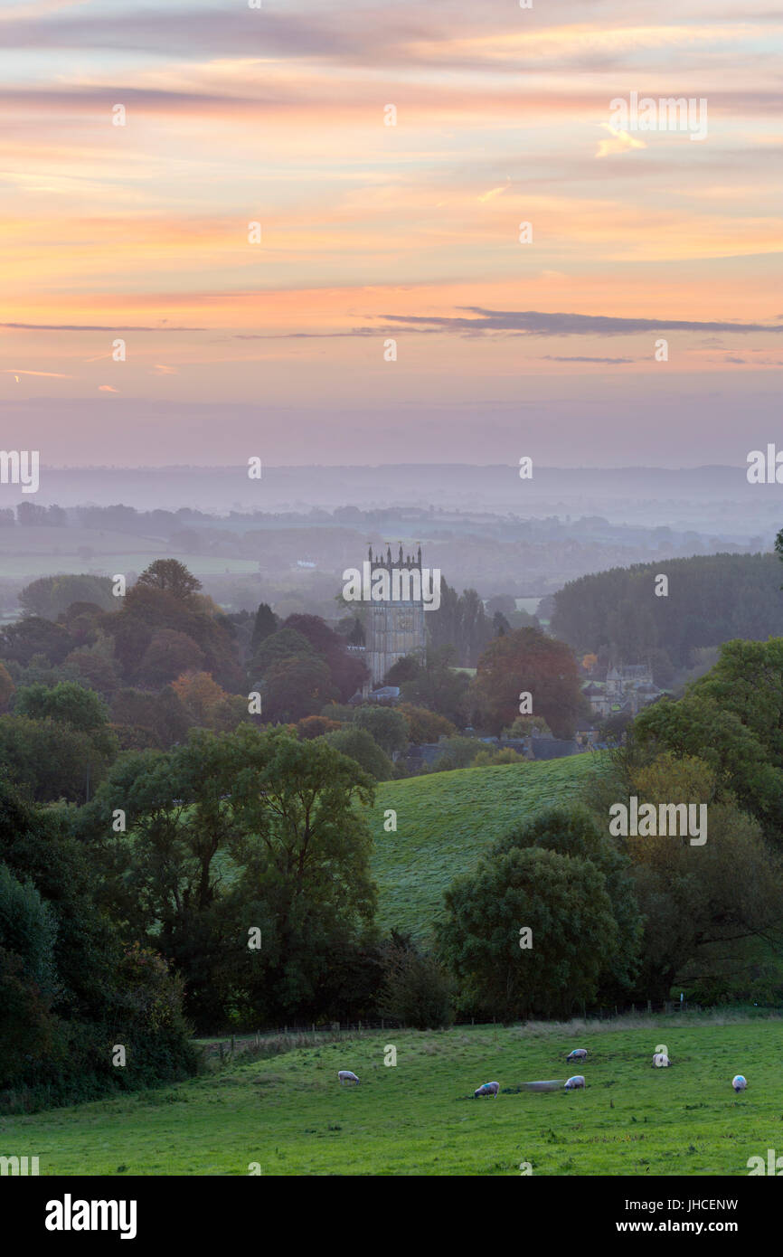 Cotswold Landschaft und St James Church in der Morgendämmerung, Chipping Campden, Cotswolds, Gloucestershire, England, Vereinigtes Königreich, Europa Stockfoto