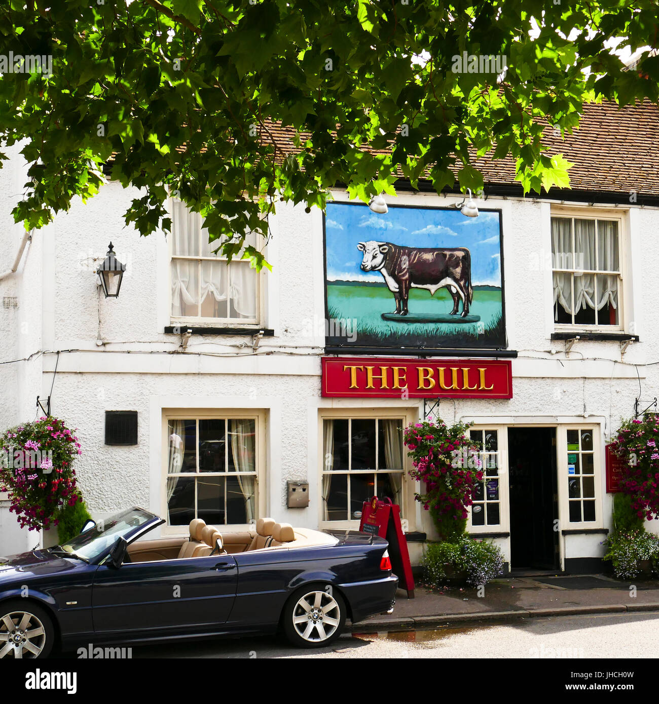 Der Bull Pub Theydon Bois, Essex mit einem Cabrio außerhalb geparkt Stockfoto