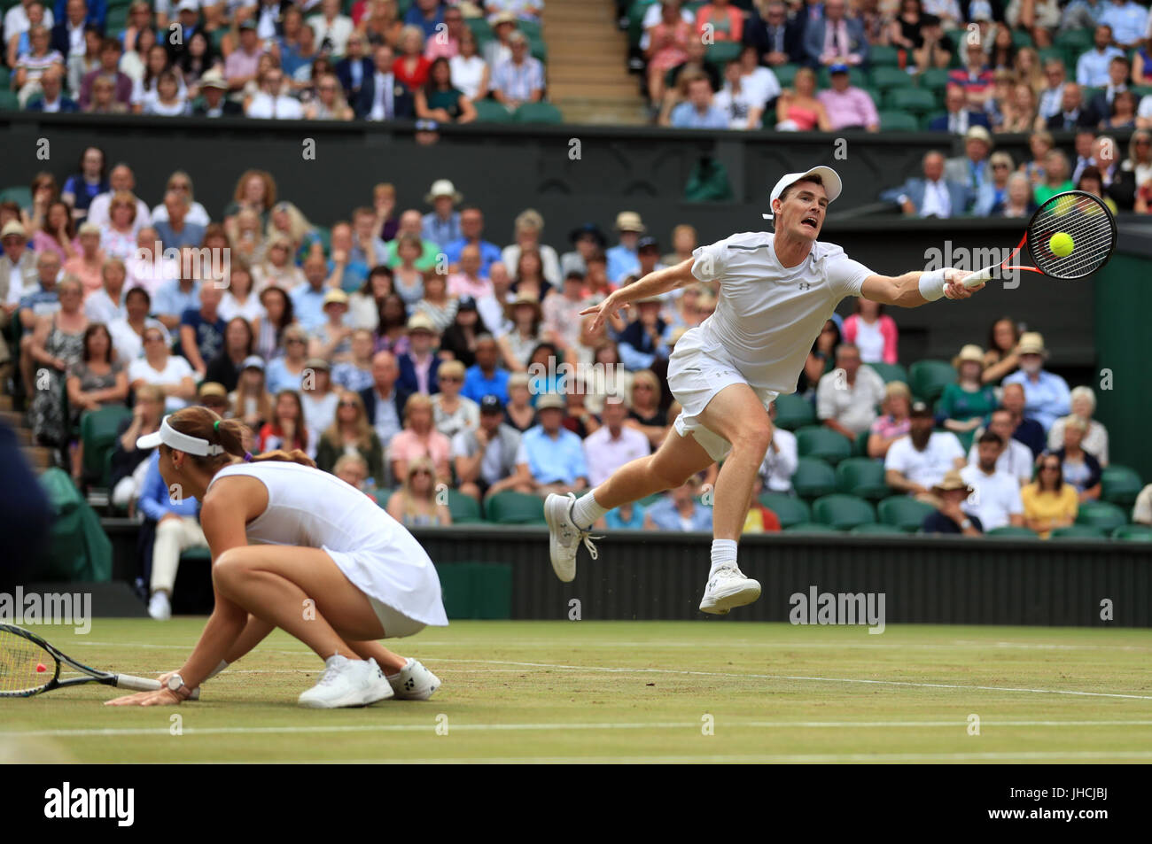 Jamie Murray und Martina Hingis während ihres Doppelkampfes gegen Jocelyn Rae und Ken Skupski am 10. Tag der Wimbledon Championships im All England Lawn Tennis and Croquet Club in Wimbledon. Stockfoto