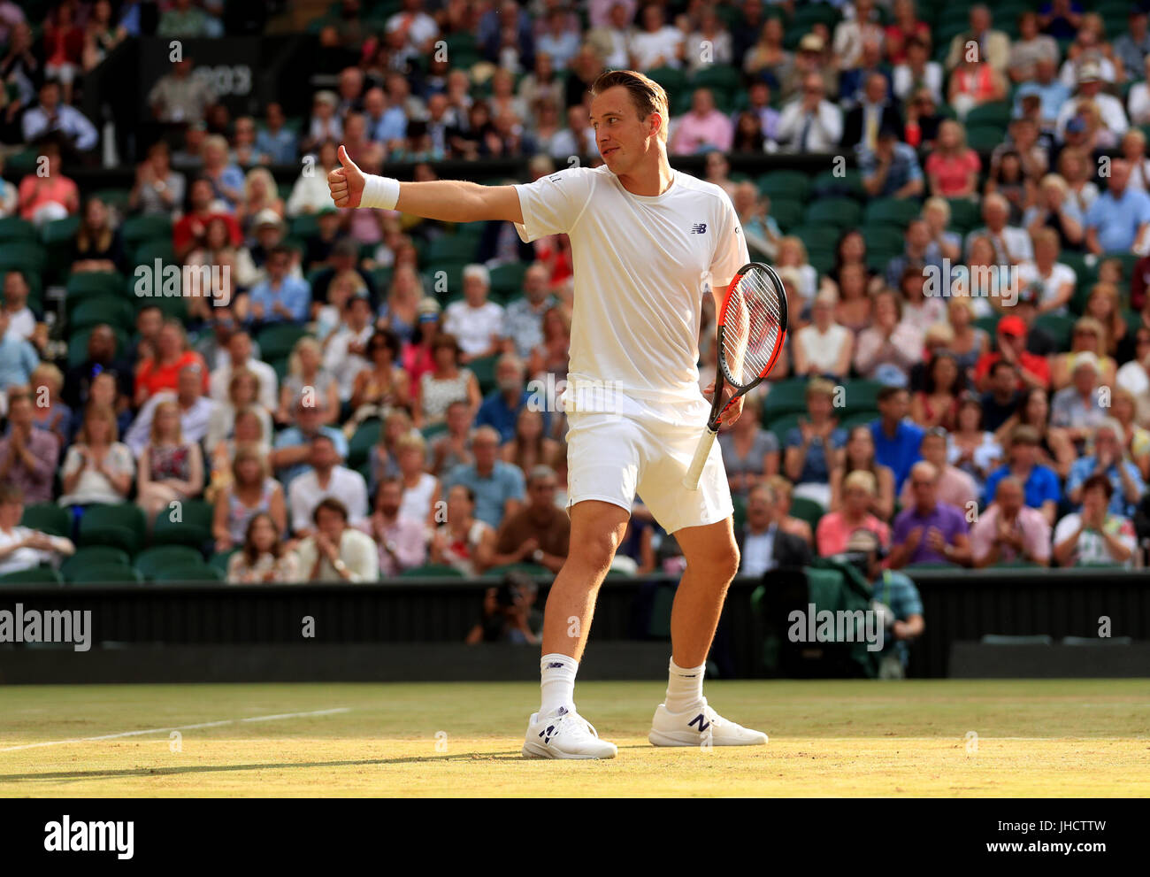 Henri Kontinen zeigt sich beim Doppelspiel mit Heather Watson am 10. Tag der Wimbledon Championships im All England Lawn Tennis und Croquet Club in Wimbledon mit Daumen nach oben. Stockfoto