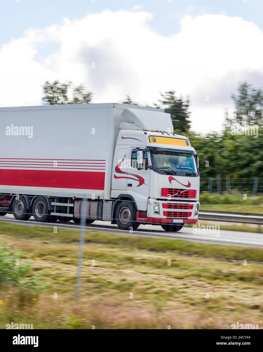 Seitenansicht des Lkw oder Lkw auf der Autobahn Autobahn Autobahn Model Release: Nein Property Release: Nein. Stockfoto