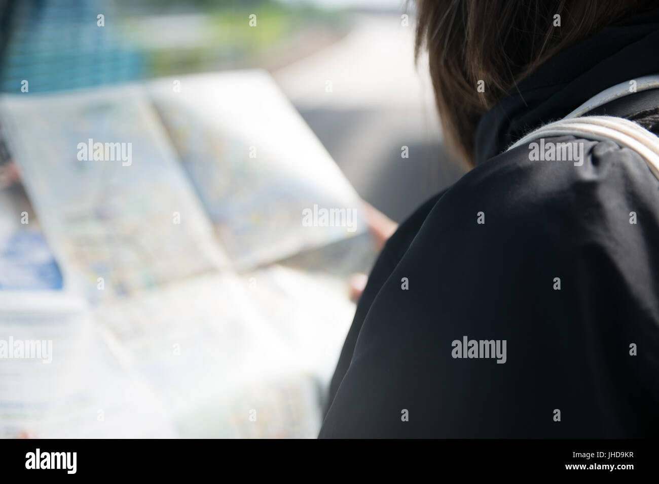 Frau mit ansehen, wie eine Karte in einem Bahnhof Stockfoto