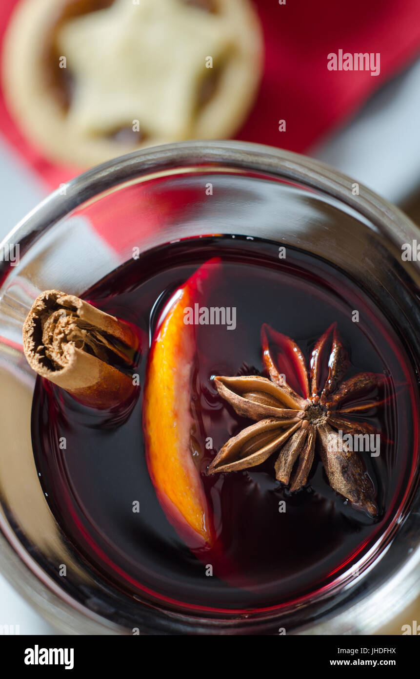 Overhead hautnah von einem Glas würzigen Glühwein mit Stern gekrönt Weihnachten Mince Pie auf roter Serviette in soft-Fokus-Hintergrund. Stockfoto