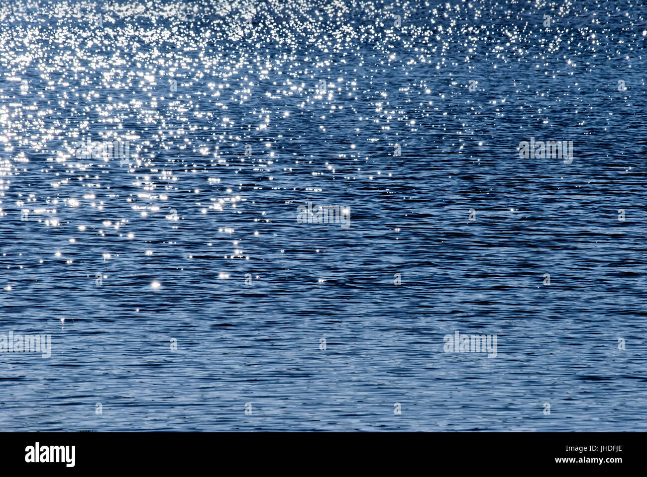 Wasser Textur.  Kobaltblau, sanft gewellter Meer Wasser Füllung Rahmen mit hellen, funkelnden gefleckte Sonnenlicht. Stockfoto