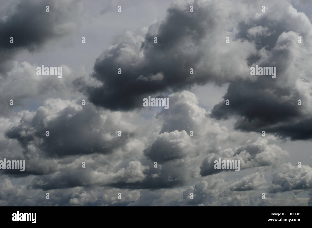 Dunkelgrau, bedrohliche Wolken über den Himmel rollt. Stockfoto