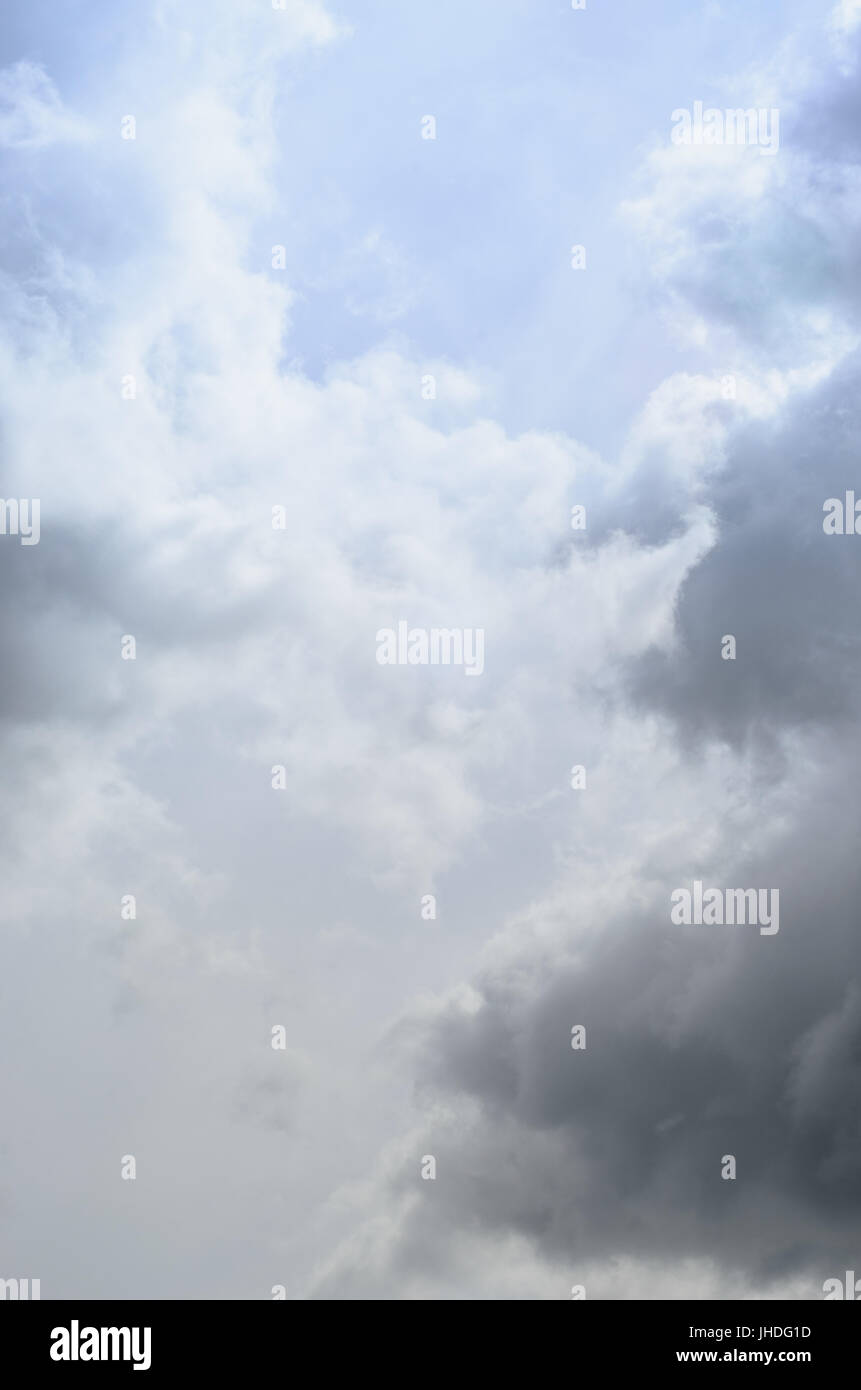 Mystische blass blauen Himmel mit hellen, weißen und grauen flauschigen Wolken. Stockfoto