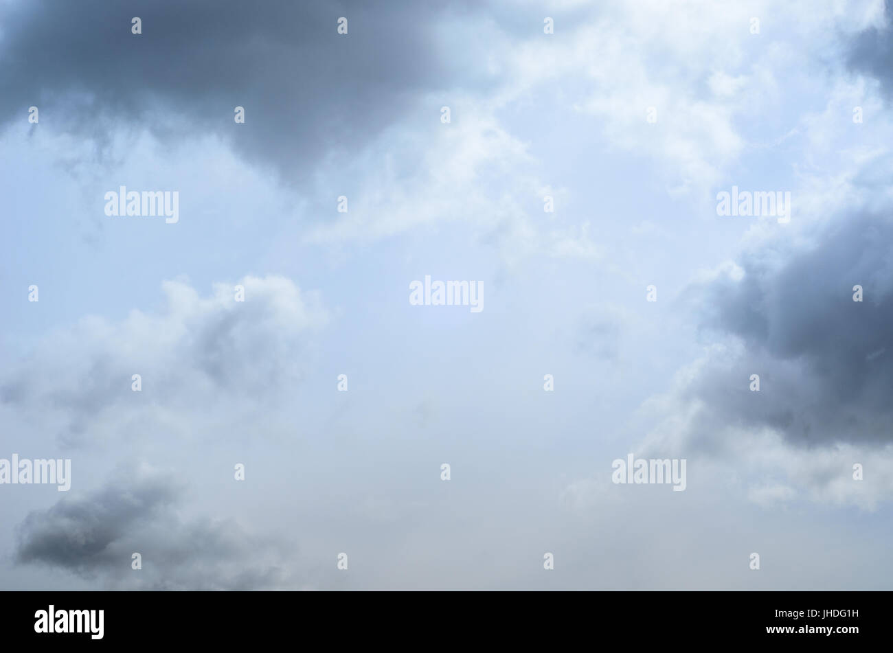 Mystische blass blauen Himmelshintergrund mit hellen, weißen und grauen flauschigen Wolken. Stockfoto