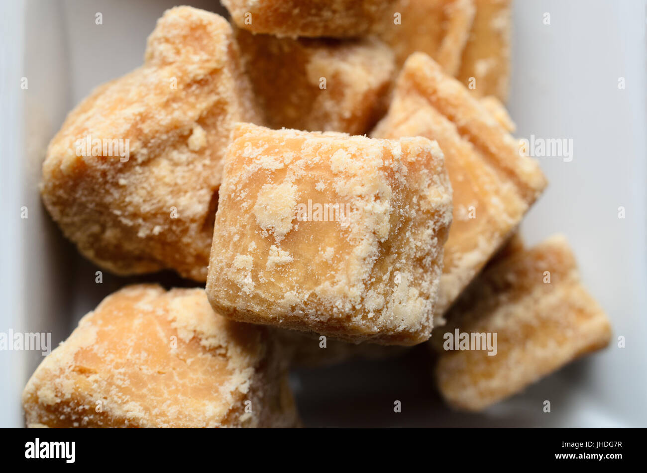 Overhead Nahaufnahme von Fudge Stücke, gruppiert und in eine quadratische weiße China Schale angehäuft. Stockfoto