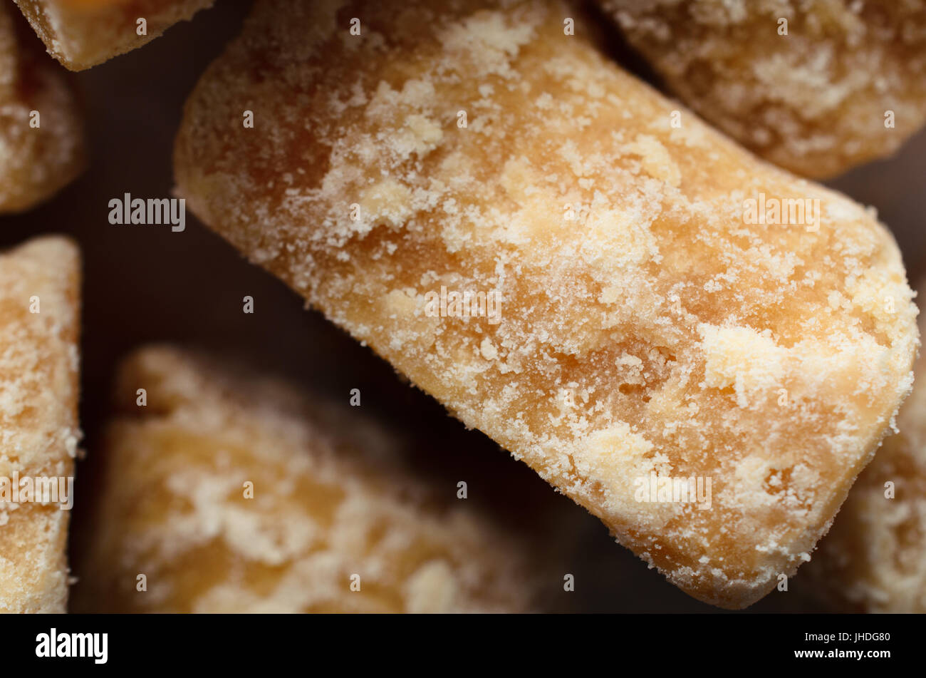 Overhead schließen sich (Makro) leichte braune Fudge Stücke in Puderzucker bedeckt. Stockfoto