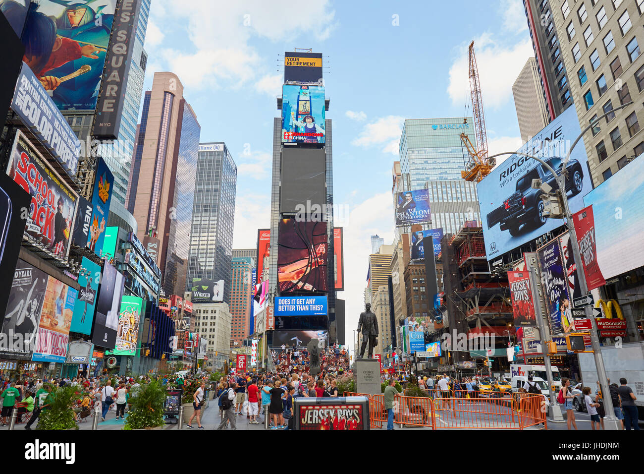 Blick auf den Times Square mit Menschen und Werbetafeln in New York Stockfoto