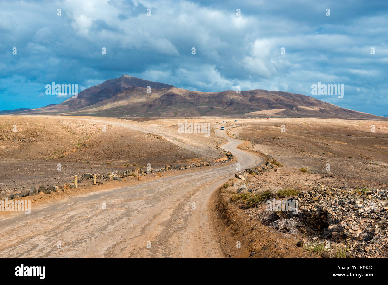Kurvenreiche Straße in ariden Landschaft auf Lanzarote, Kanarische Inseln, Spanien Stockfoto