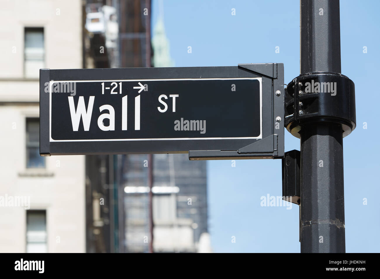 Wall-Street-Zeichen in der Nähe von Börse, Bankenviertel in New York, blauen Himmel an einem sonnigen Tag Stockfoto