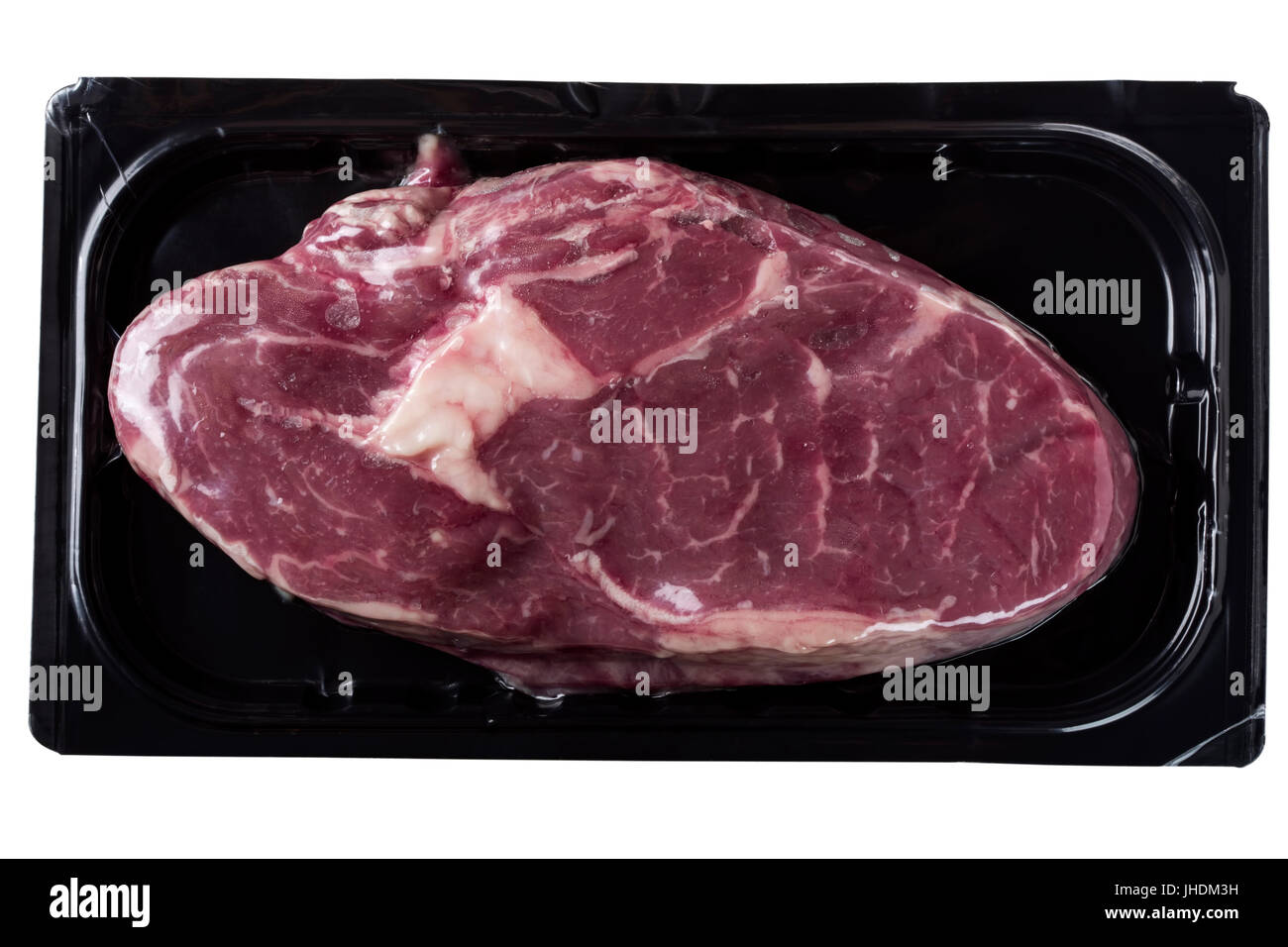 Rohe Rib-Eye Steak im Vakuum, isoliert auf weißem Hintergrund mit Beschneidungspfad Stockfoto