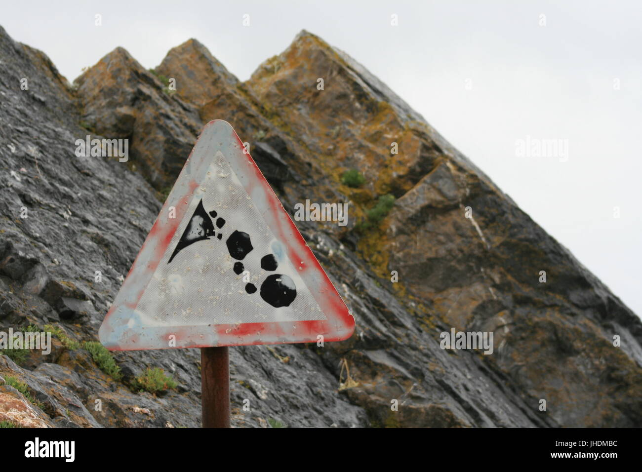 Warnschild, Steinschlag Schild, Gefahr von Steinschlag, Steilküsten, gefährlichen Klippen, Gefahr auf Klippen, Steinschlag, Steinschlag, Stockfoto