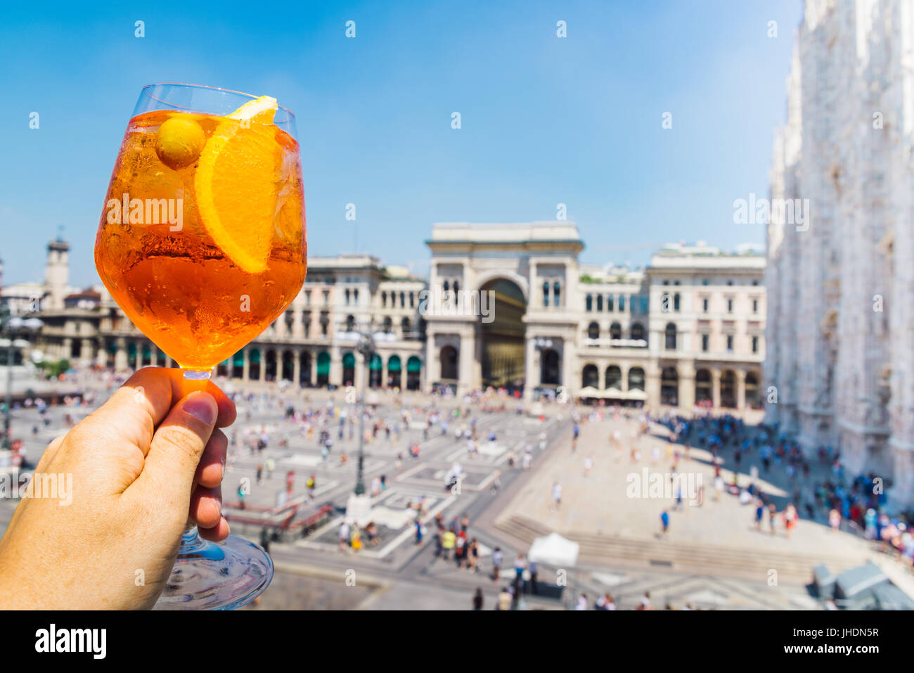 Spritz Aperol Getränk in Mailand mit Blick auf Piazza Duomo Stockfoto