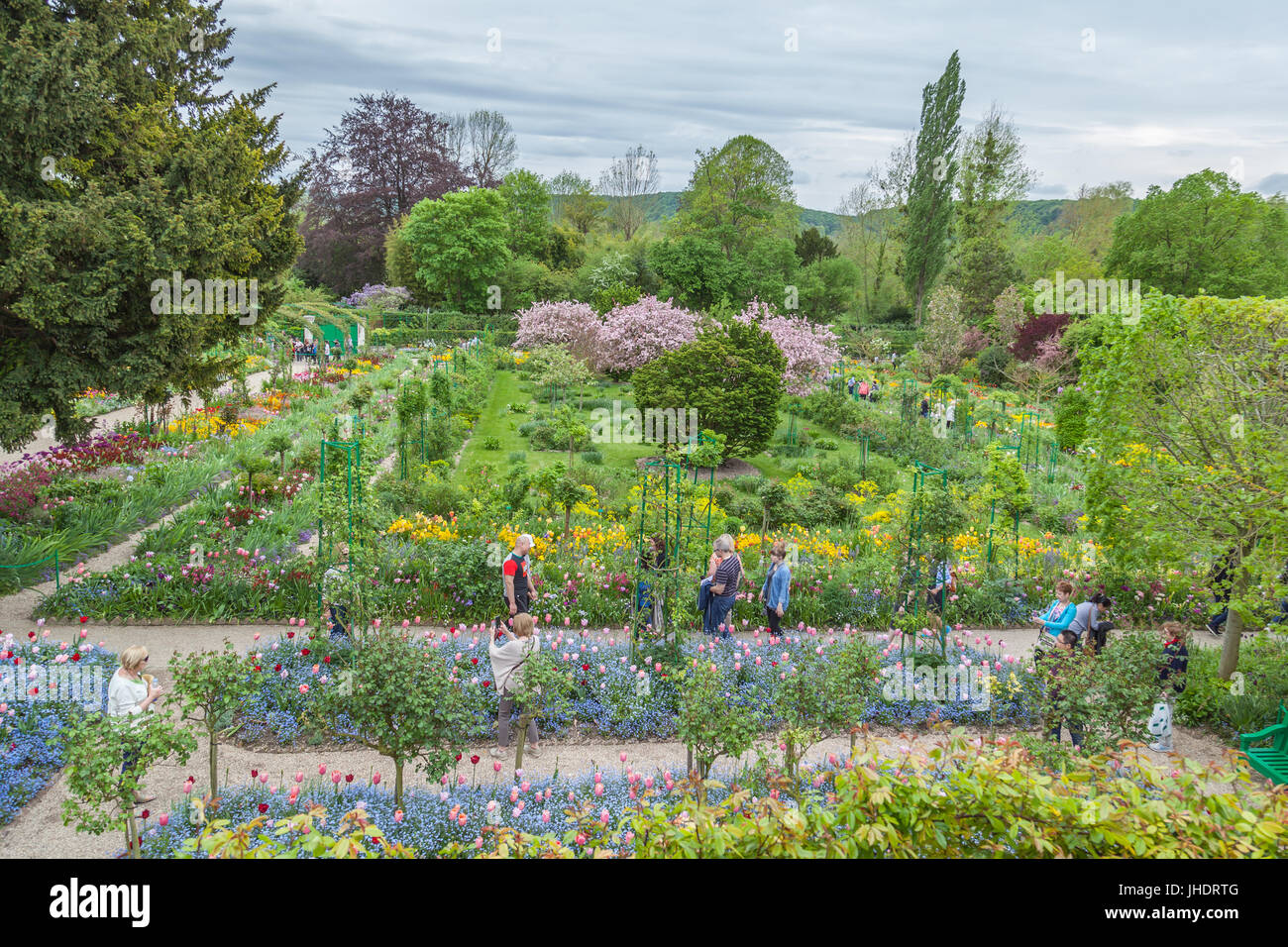 Touristen besuchen in Garten in Giverny, Dorf 80 km (50 Meilen