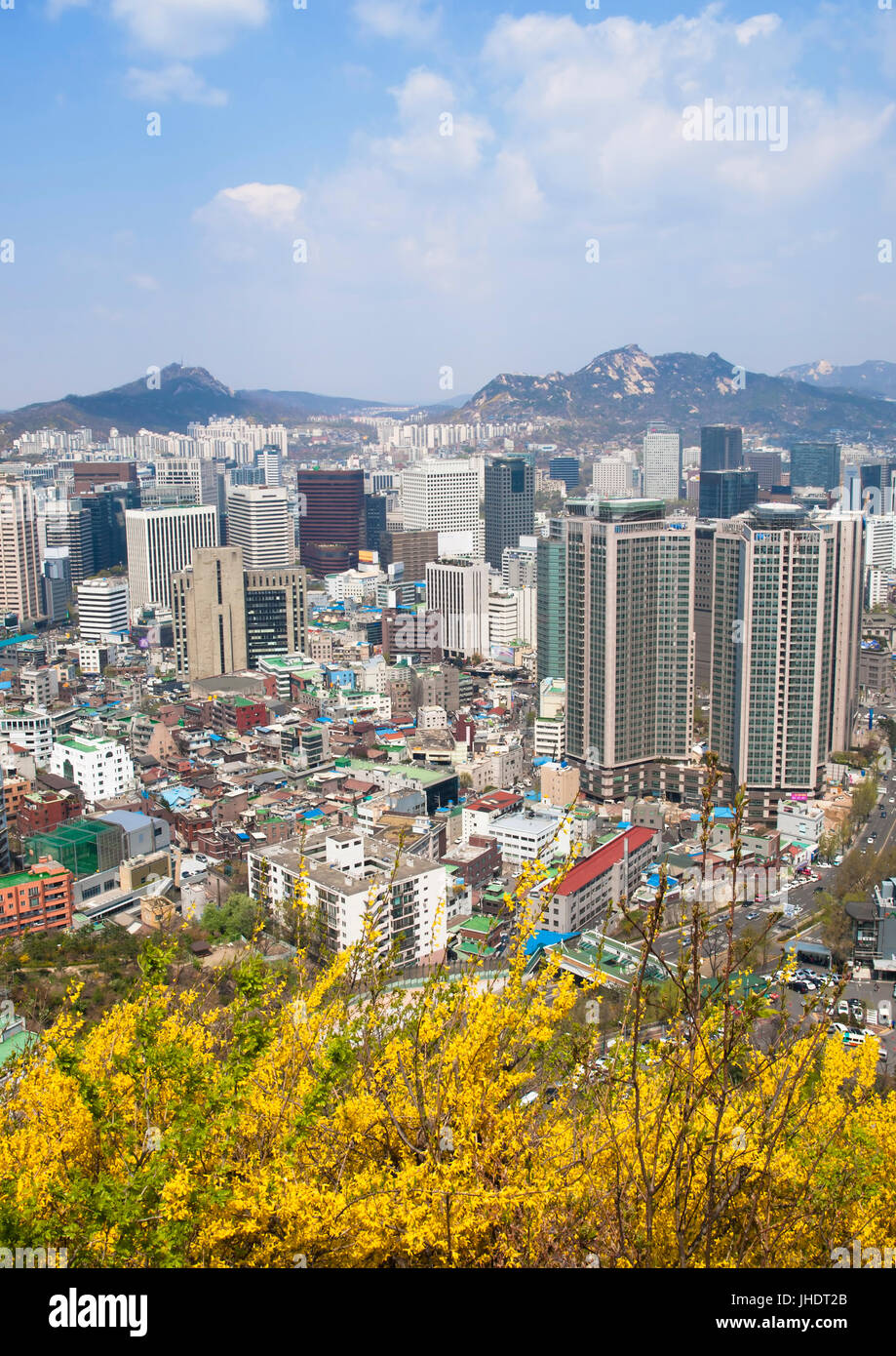 Frühling-Blick auf Seoul Innenstadt von Namsan Park Aussichtsplattform Stockfoto