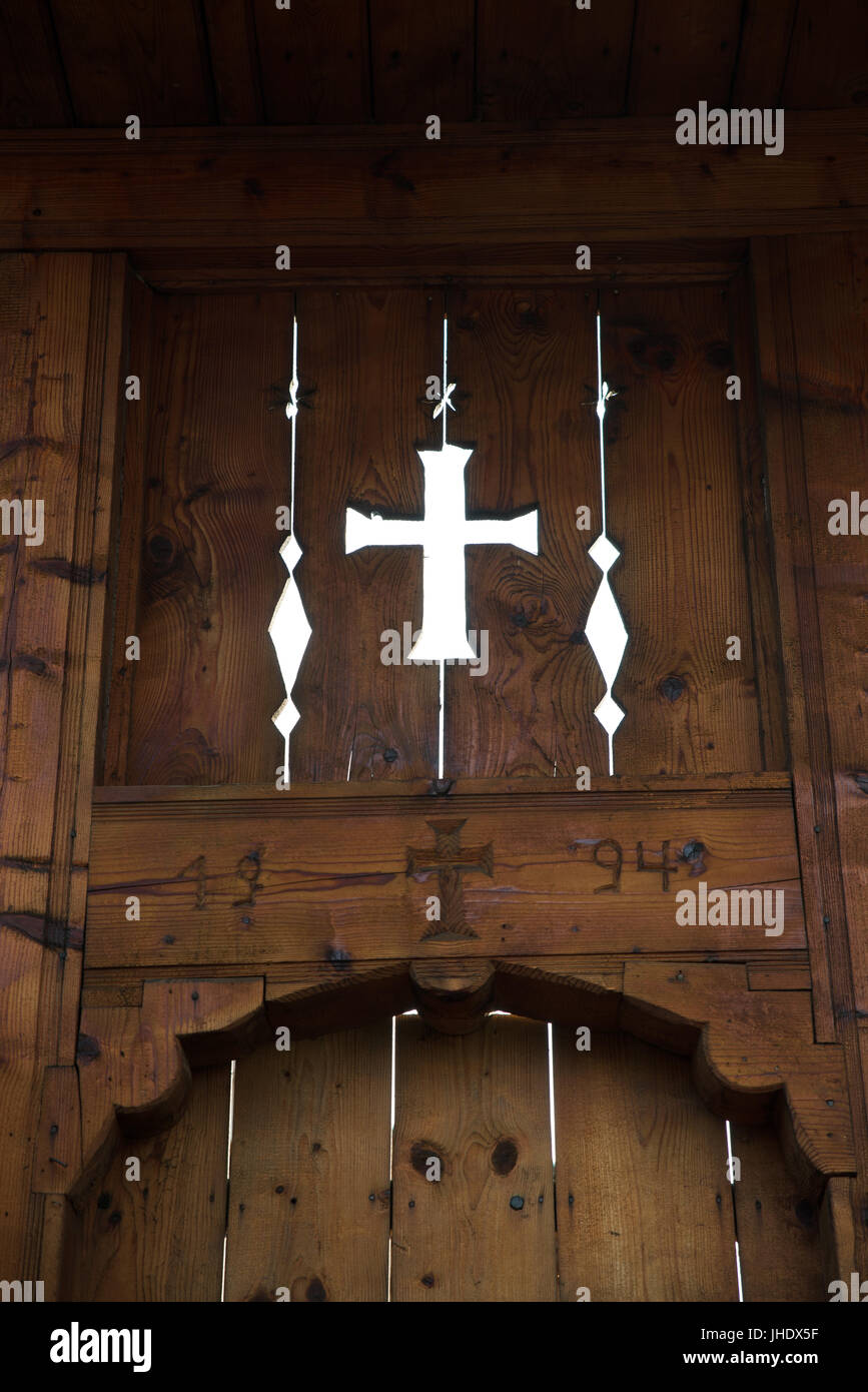 Traditionelle geschnitzt aus Holz Volkskunst Kirche Tor an Breb, Banat, Rumänien Stockfoto