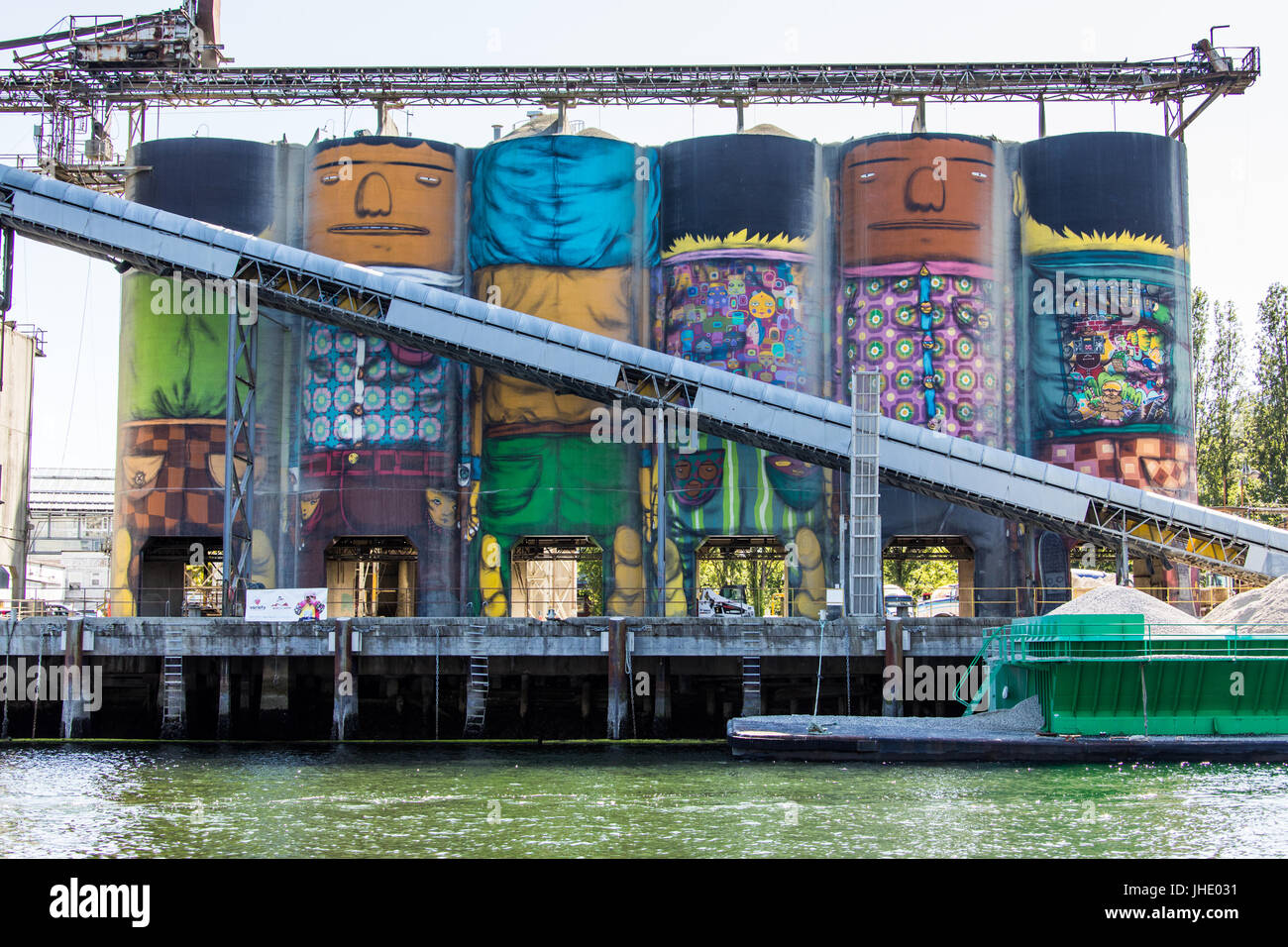 "Riesen", Kunst im öffentlichen Raum aus Silos von Os Gemeos, Granville Island, Vancouver, Britisch-Kolumbien, Kanada hergestellt Stockfoto