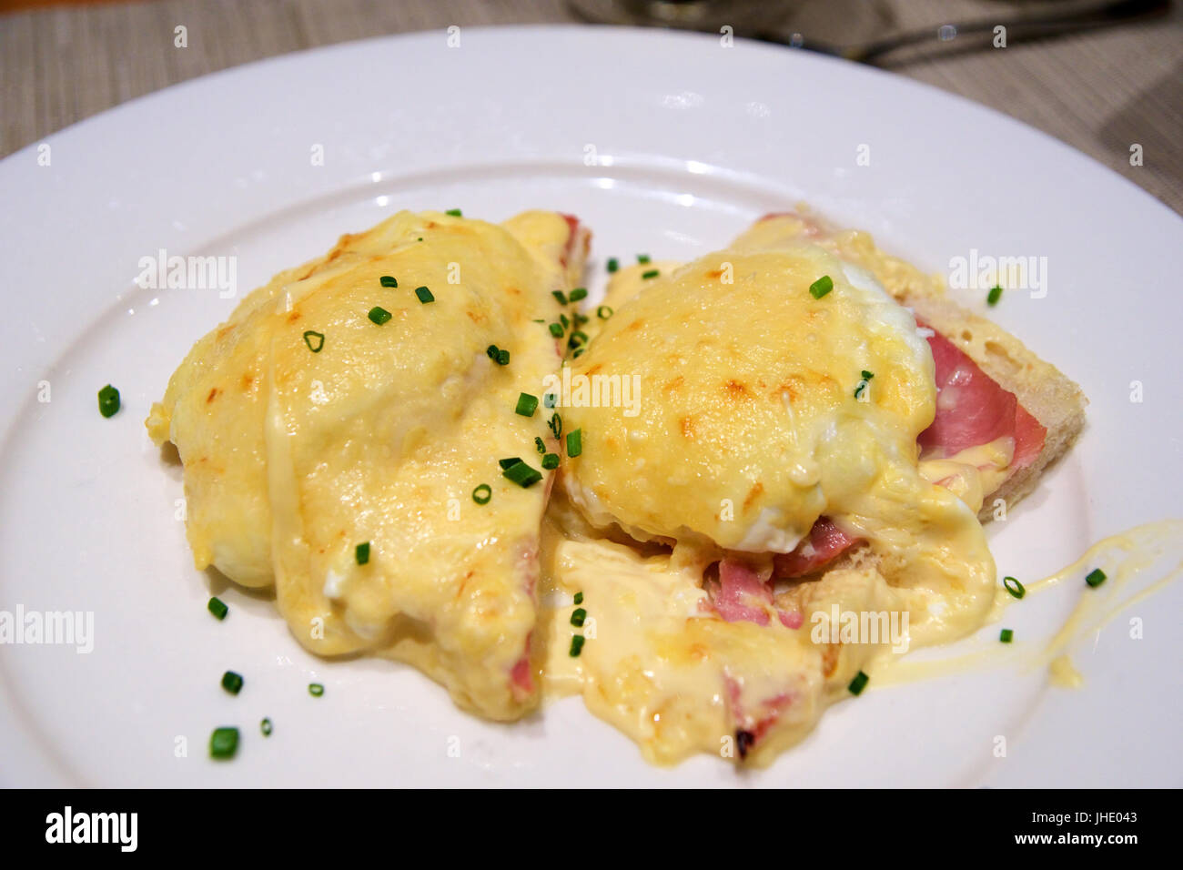 Wien, Österreich - 30. April 2017: Eggs Benedict - getoasteten englischen Muffins, Schinken, Spiegeleiern und köstliche buttrige Sauce Hollandaise Stockfoto