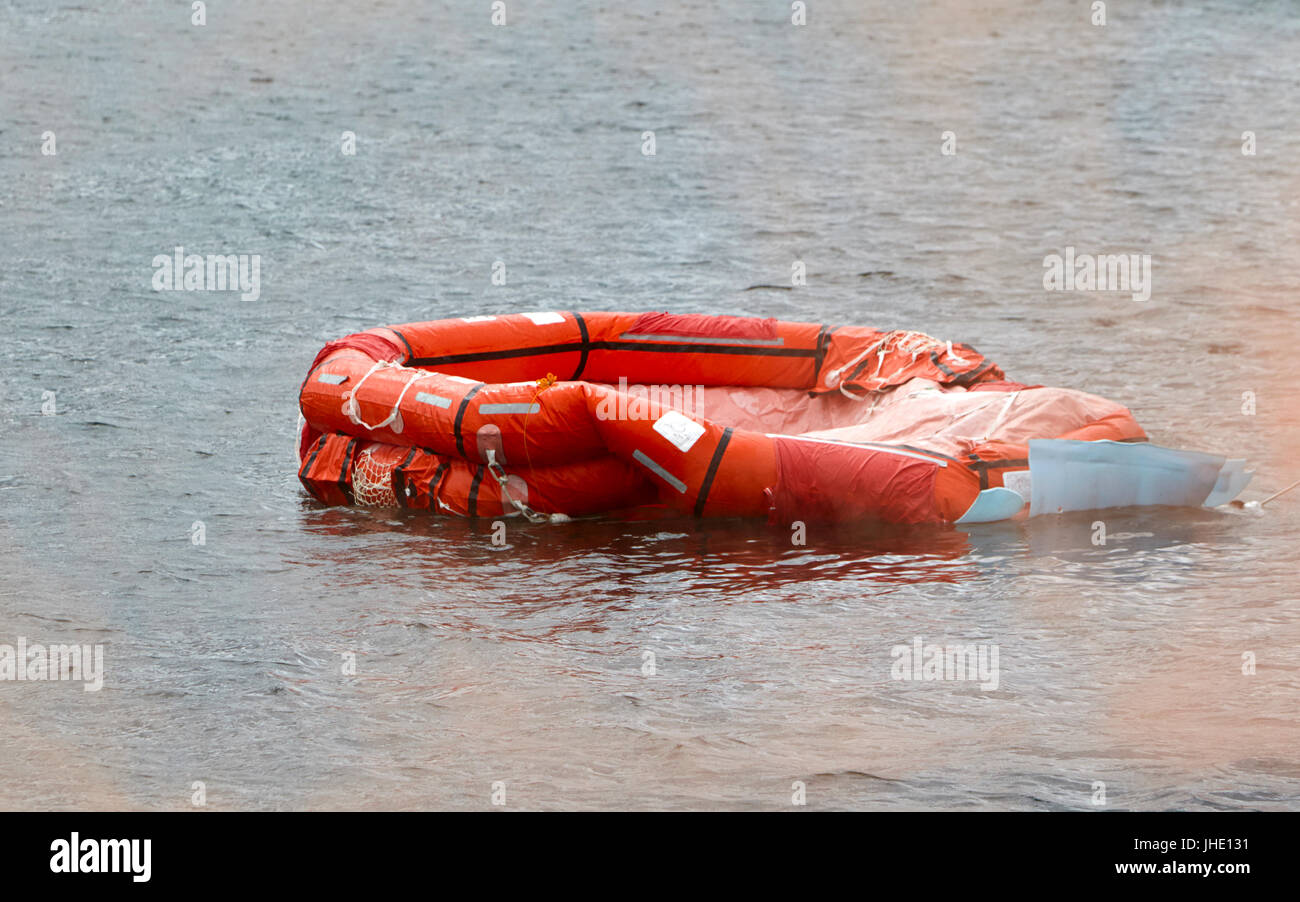 Bereitstellung von Notfall selbst aufblasen, Rettungsinsel und Rauch-signal Stockfoto