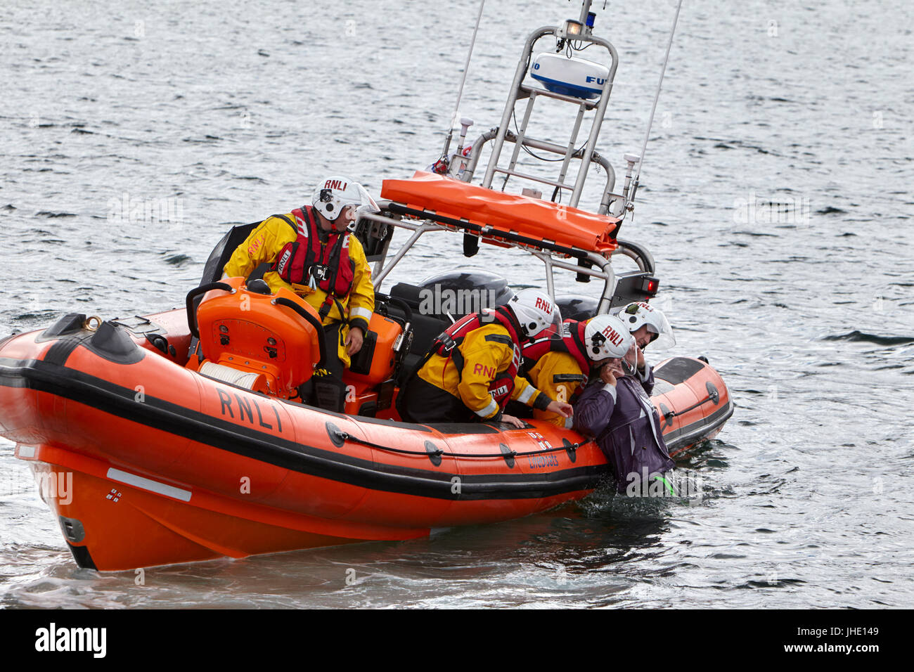 Bangor Rnli-Rettungsboot Jessie Hillyard auf Sicherheit Demonstration erholt Mann aus dem Meer-Nordirland Stockfoto