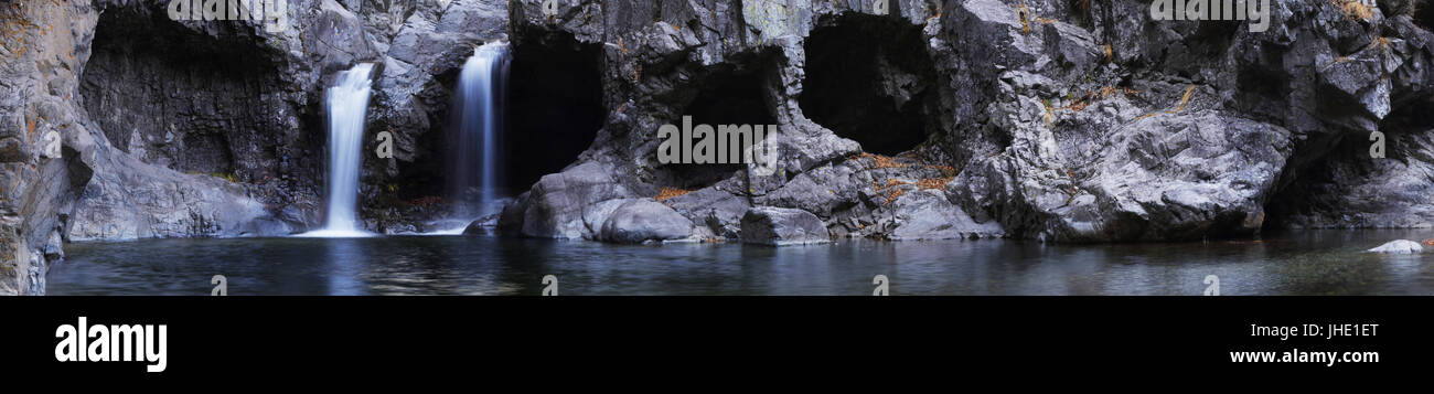 Berg-Wasserfall umgeben von Höhlen und Grotten in Südkorea Stockfoto