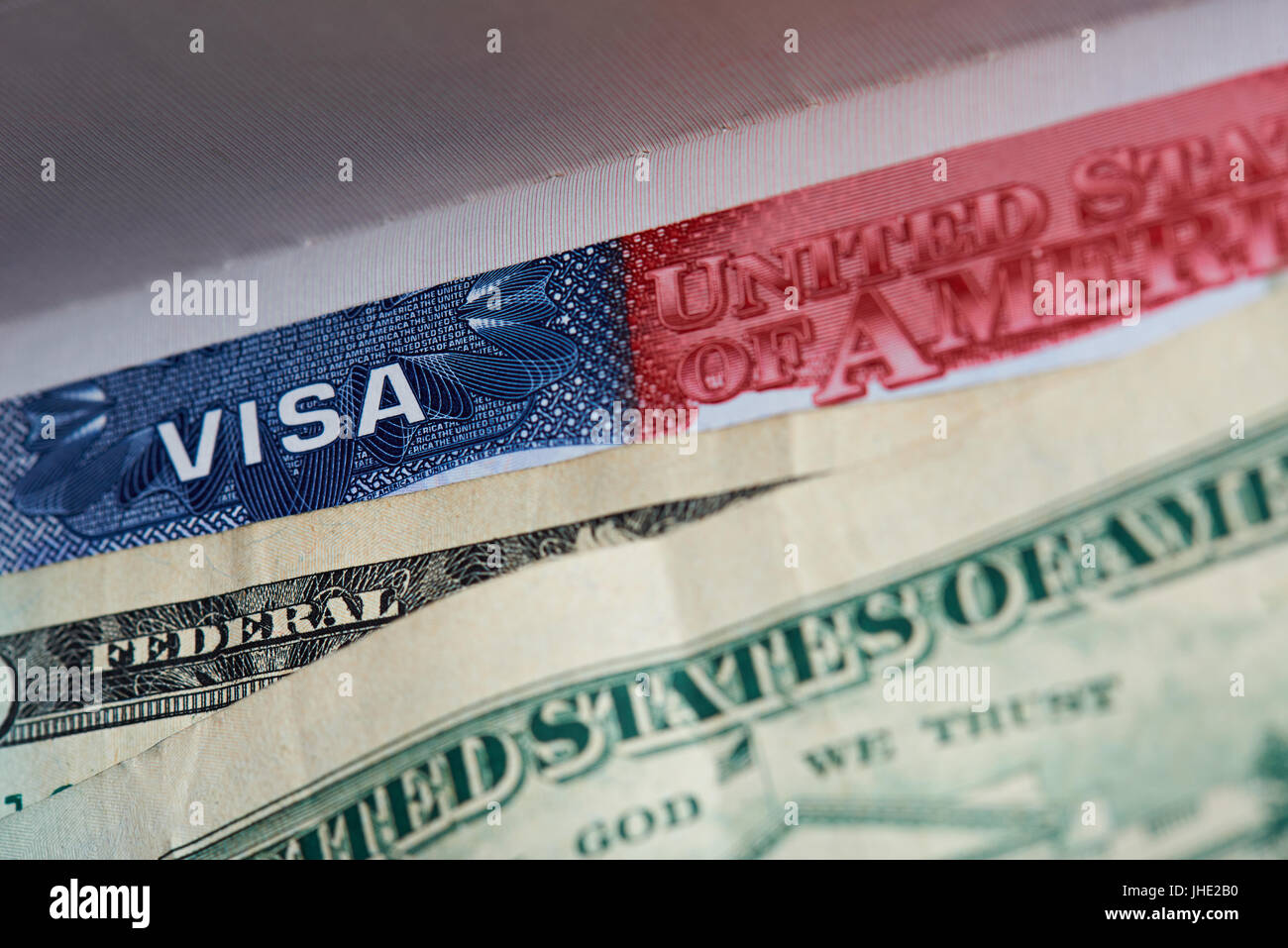 Amerikanisches Visum im Pass mit Dollar-Währung-Nahaufnahme Stockfoto