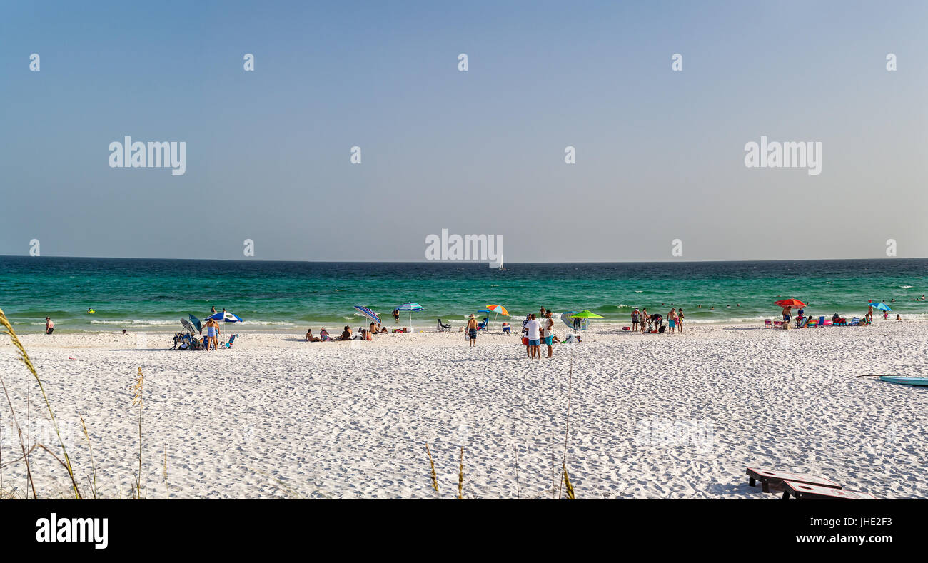 Juli 2017, Destin, FL: Menschen genießen die Destin beach Stockfoto