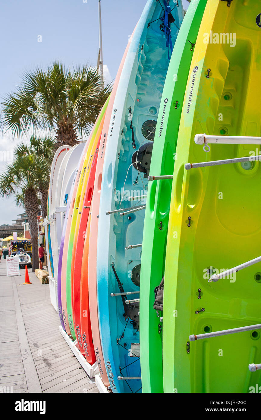 Juli 2017, Destin, FL: Wahrnehmung Stamm Kajaks in Destin HarborWalk Dorf gesehen Stockfoto