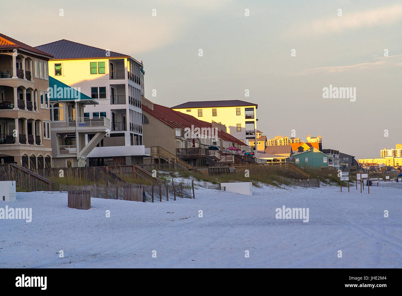 Eine Reihe von Strand Häuser entlang der Küste von Destin während der Dämmerung. Stockfoto