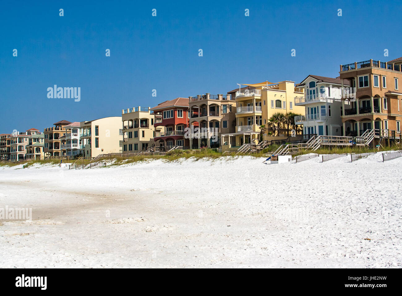 Eine Reihe von Häusern entlang des Strandes in Destin, Florida Stockfoto